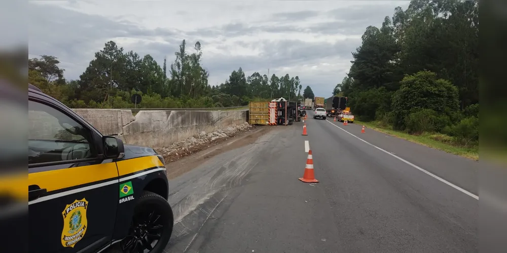 O caminhão se arrastou por mais de 60 metros, até parar definitivamente