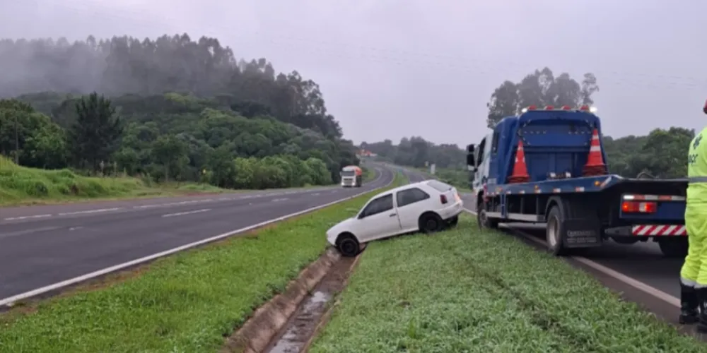 Carro parou no canteiro central da rodovia