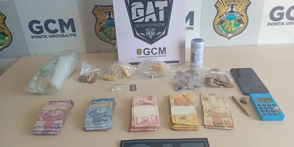 A mulher e as drogas foram encaminhadas até a 13ª Subdivisão Policial (SDP)
