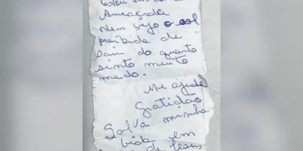 Durante a visita da PM, a mãe colocou um papel no bolso da camisa da amiga