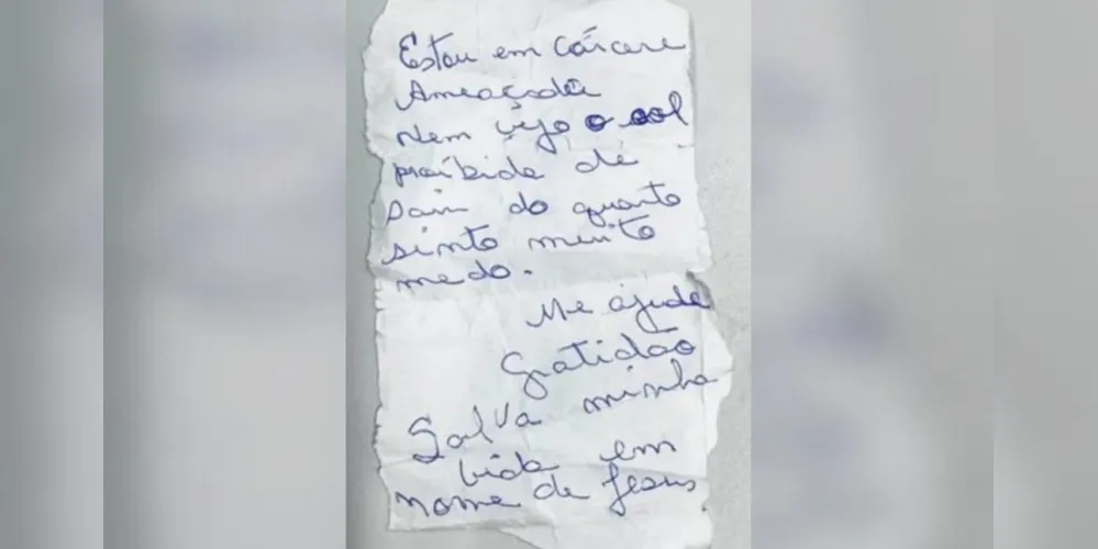 Durante a visita da PM, a mãe colocou um papel no bolso da camisa da amiga