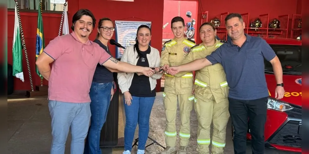 A prefeita Fernanda Sardanha acompanhou a entrega a corporação