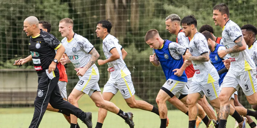 Treinador Alex de Souza em frente aos seus atletas no treinamento de pré-temporada