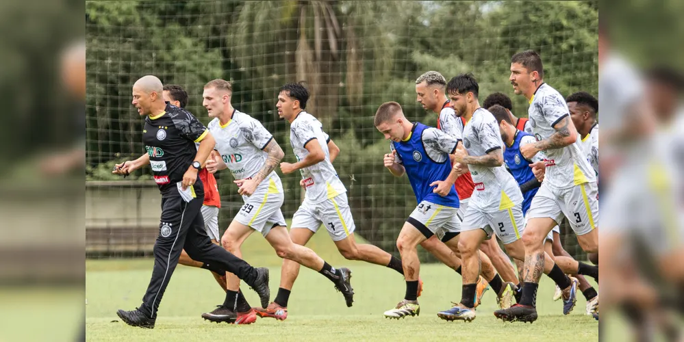 Treinador Alex de Souza em frente aos seus atletas no treinamento de pré-temporada