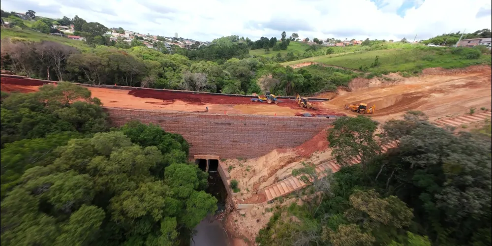 Ao todo, a obra deve movimentar 4,4 mil caminhões carregados com terra