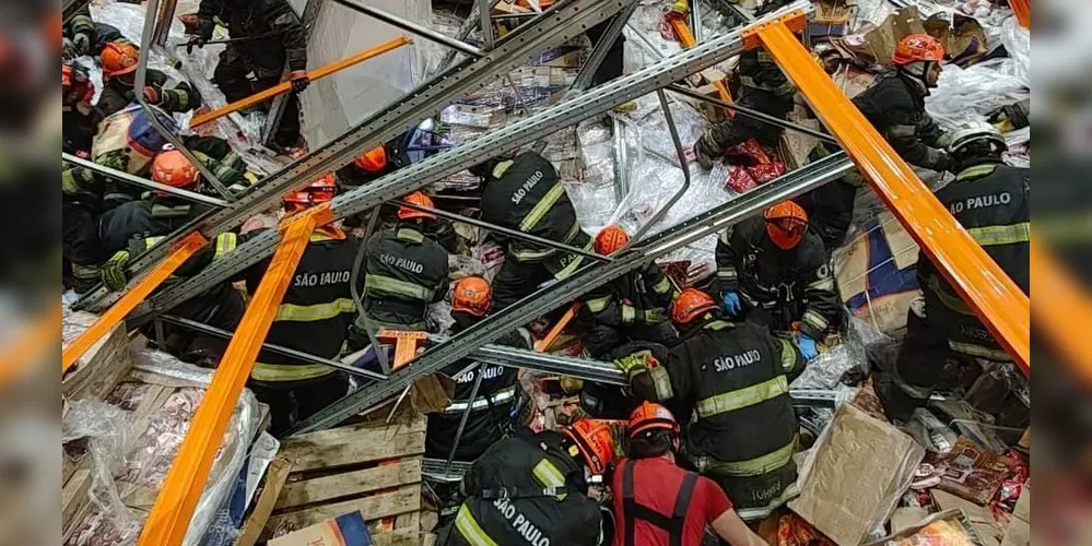 Operador de empilhadeira ficou ferido após ser atingido pelo desabamento de cerca de 80 toneladas de produtos congelados