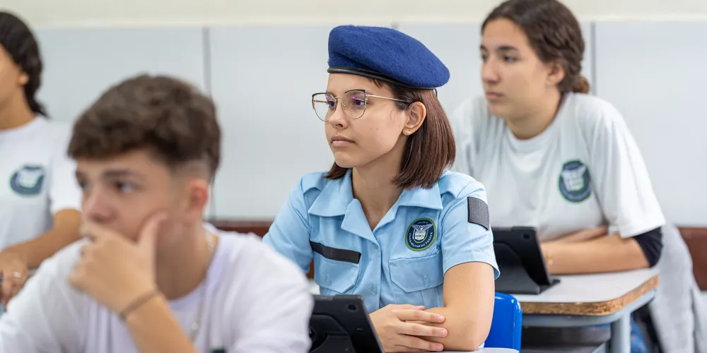 O modelo Cívico-Militar é aprovado por 89,3% dos pais e responsáveis e 90,4% de professores e pedagogos