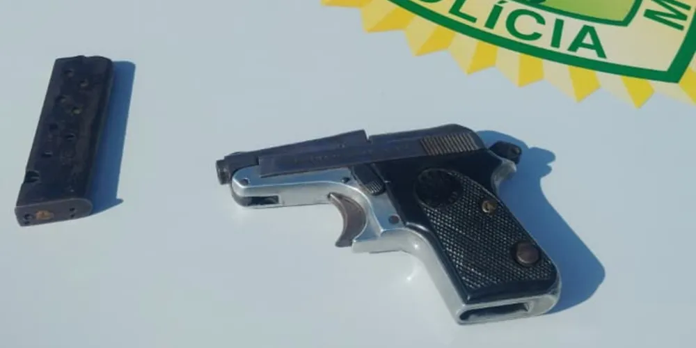 A polícia apreendeu a pistola e cinco munições intactas com a mulher