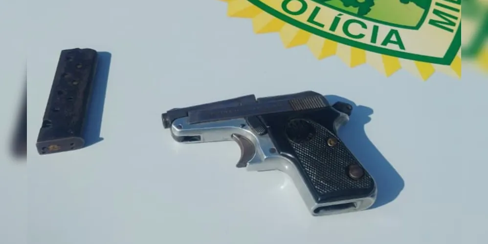 A polícia apreendeu a pistola e cinco munições intactas com a mulher