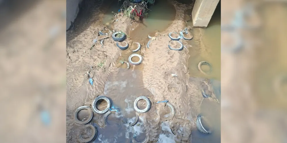 Parte dos pneus encontrados no local