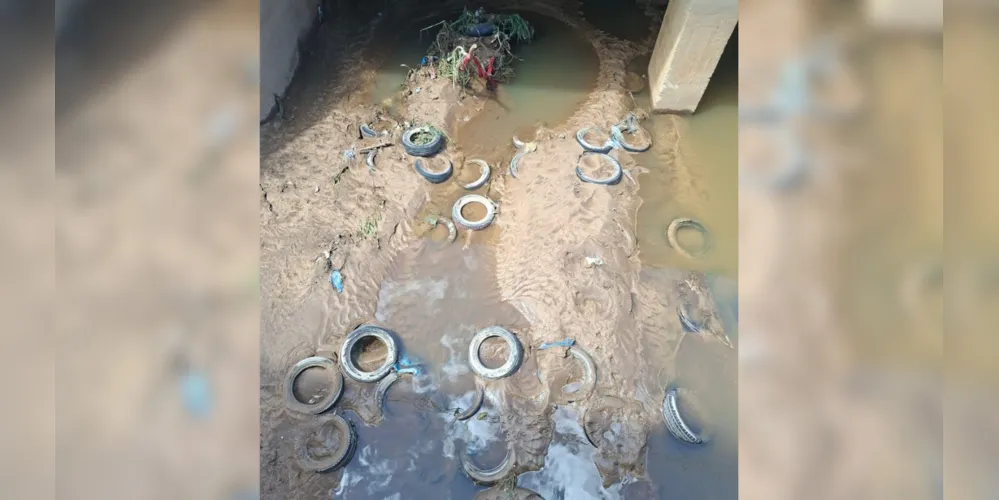 Parte dos pneus encontrados no local