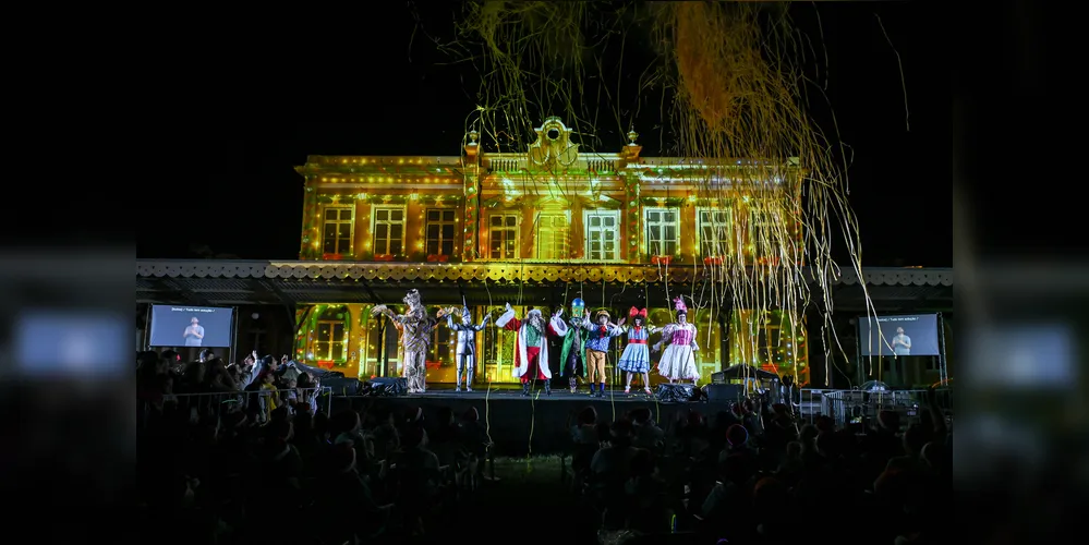 O espetáculo “Papai Noel e o Pequeno Príncipe” conta a história que se passa na véspera do Natal