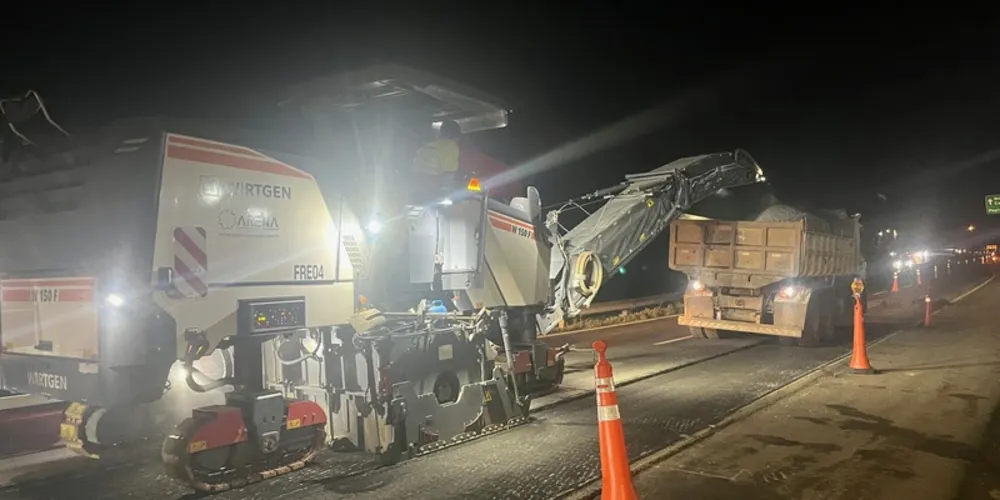 Equipe de fresagem da PRVias remove asfalto à noite para aplicar pavimento novo na BR-376 na região de Ponta Grossa