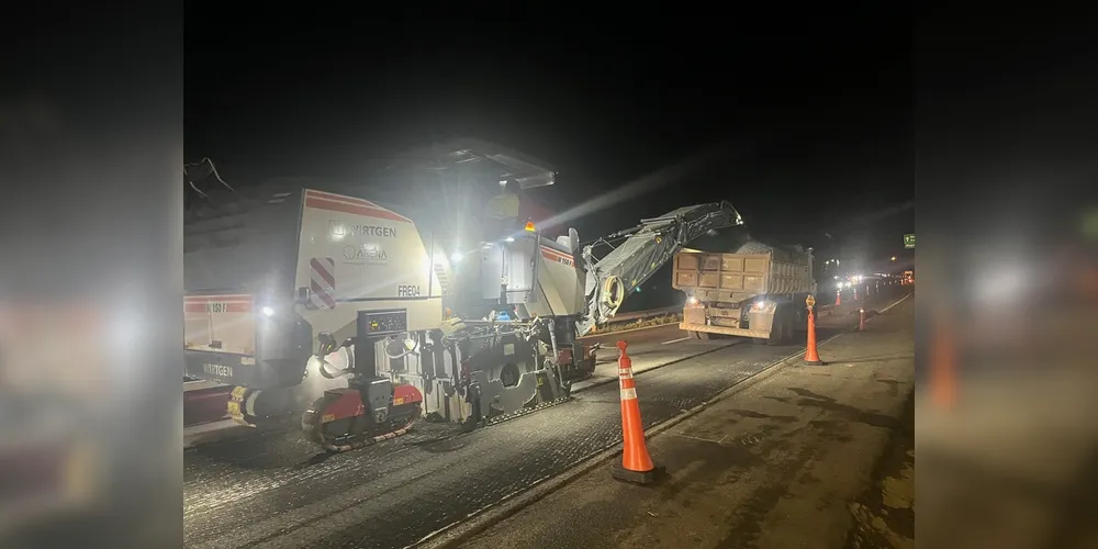 Equipe de fresagem da PRVias remove asfalto à noite para aplicar pavimento novo na BR-376 na região de Ponta Grossa