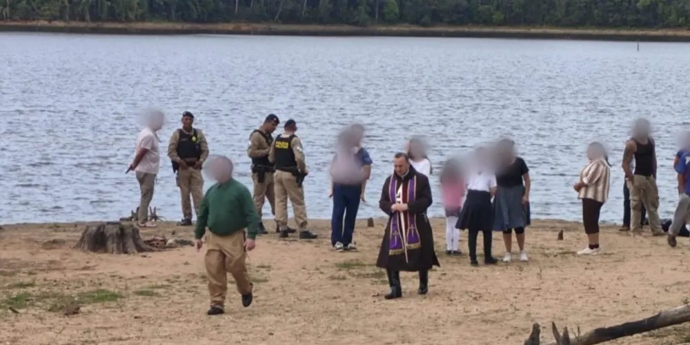 Padre após abençoar homem que morreu