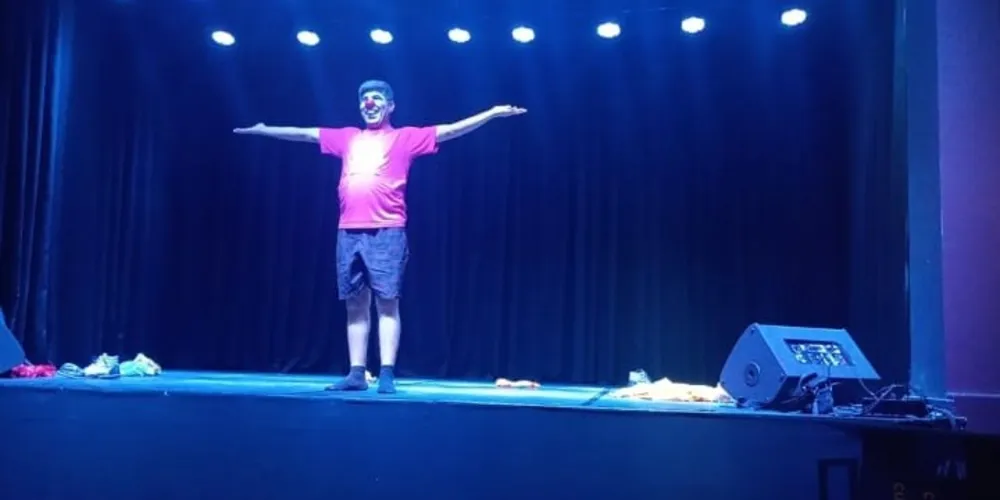 Márcio Antunes, o palhaço Canjica, durante apresentação
