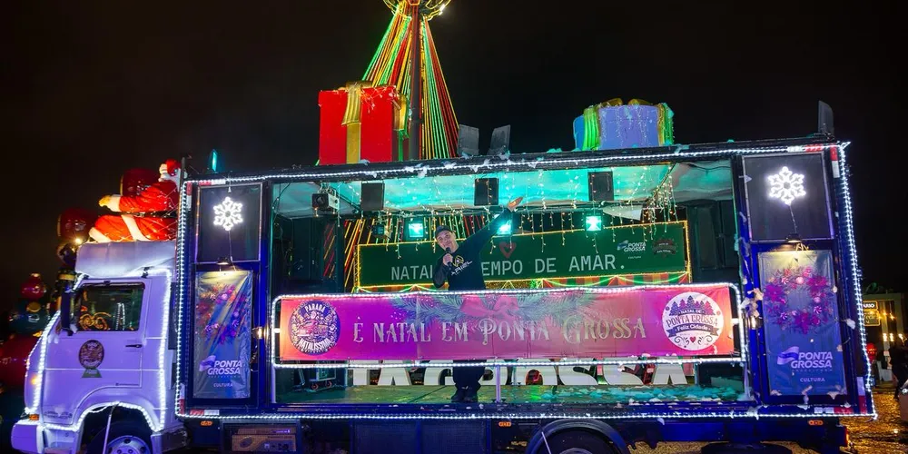 Caminhão iluminado da Parada Natalíssima leva música e clima de Natal aos bairros de Ponta Grossa