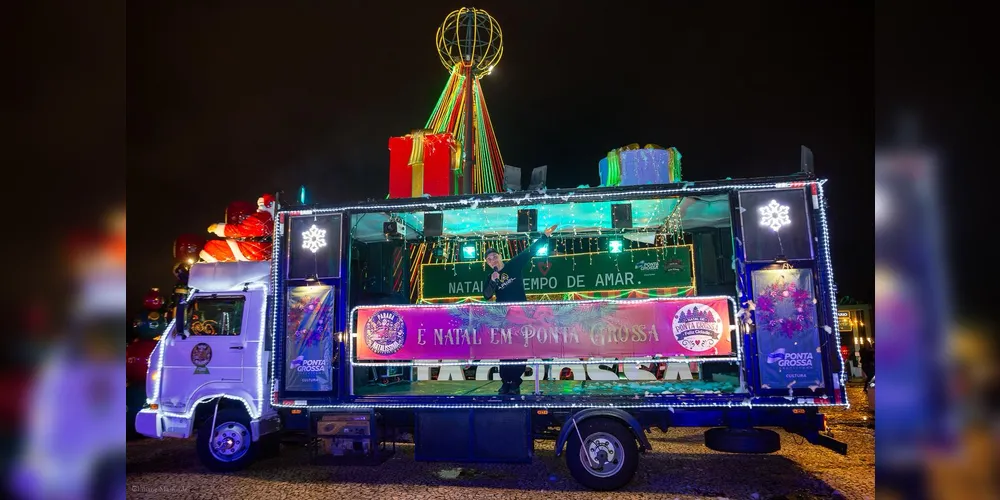 Caminhão iluminado da Parada Natalíssima leva música e clima de Natal aos bairros de Ponta Grossa