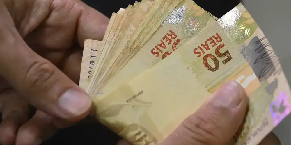 40,6% dos empregados com carteira assinada no estado planejam aplicar ou investir o 13°