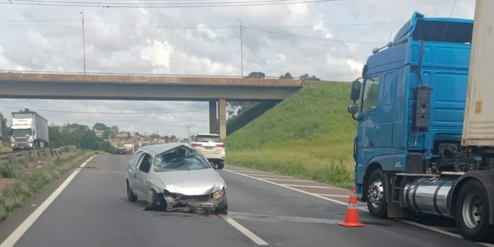 Veículo atravessado no meio da via ficou completamente destruído