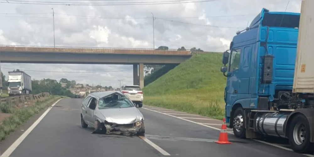 Veículo atravessado no meio da via ficou completamente destruído