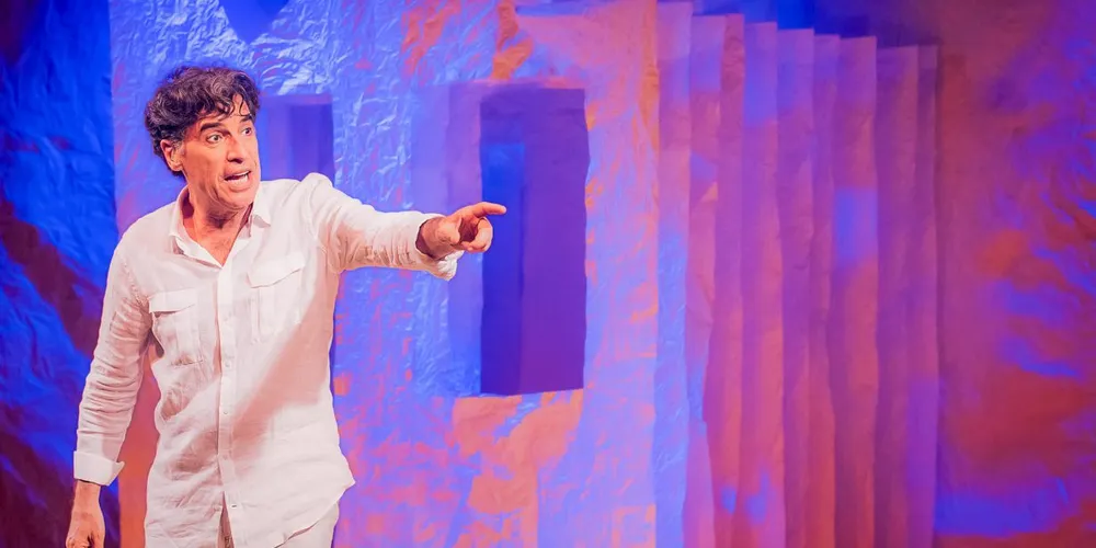 Paulo Betti encerra a programação do 53º Fenata com a apresentação de sua peça Autobiografia Autorizada