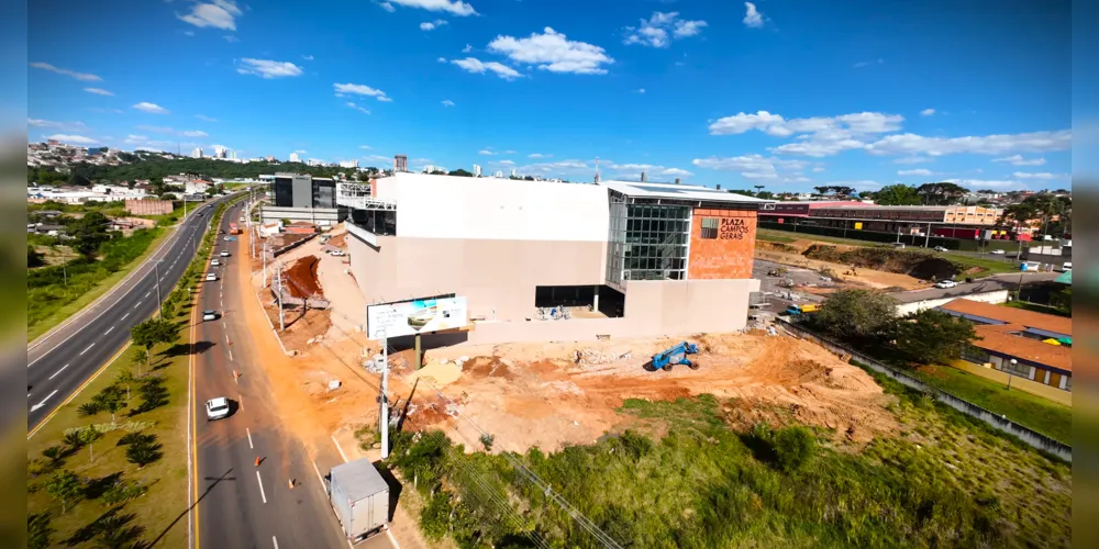 O Shopping Plaza Campos Gerais está localizado na avenida Visconde de Taunay