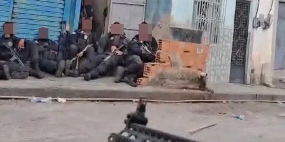 Polícias durante operação contra o Comando Vermelho no Rio de Janeiro