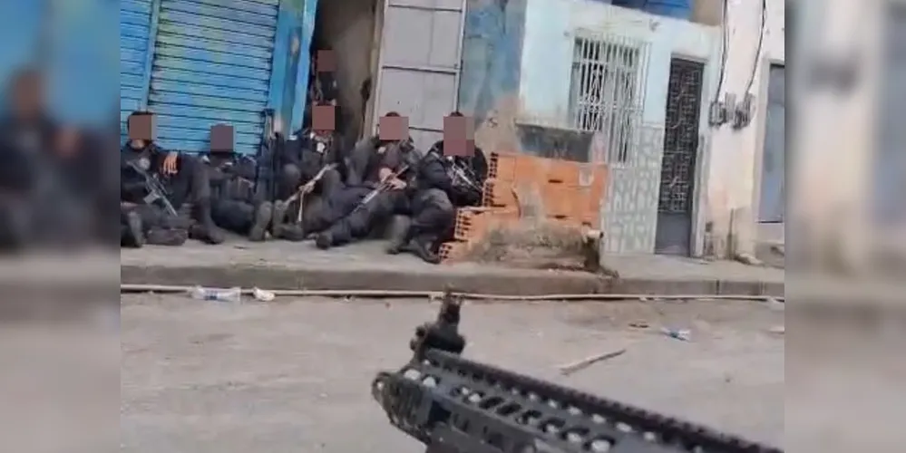 Polícias durante operação contra o Comando Vermelho no Rio de Janeiro