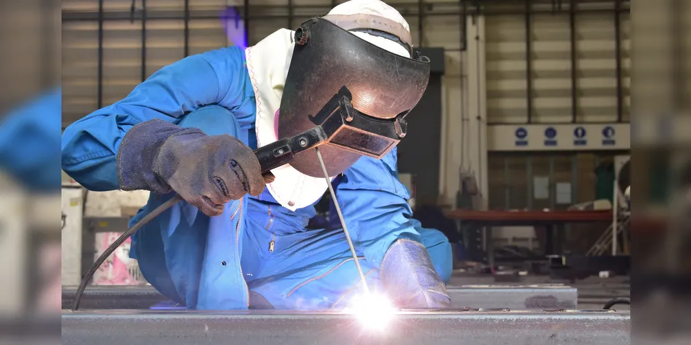 Soldador durante atividade profissional