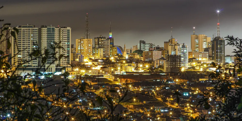 Cidade de Ponta Grossa em registro noturno