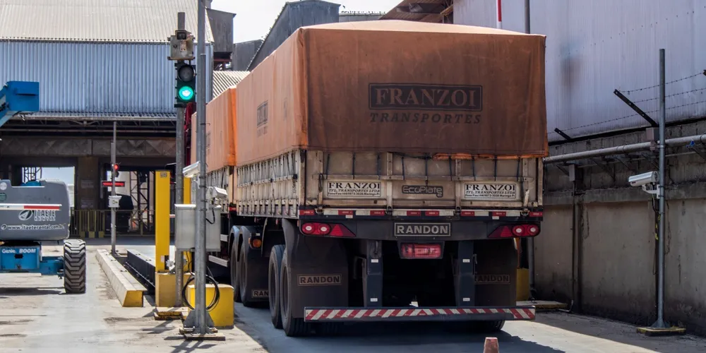 A industrialização potencializou o mercado local e os produtos de exportação seguem para o litoral paranaense