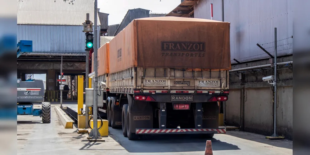 A industrialização potencializou o mercado local e os produtos de exportação seguem para o litoral paranaense