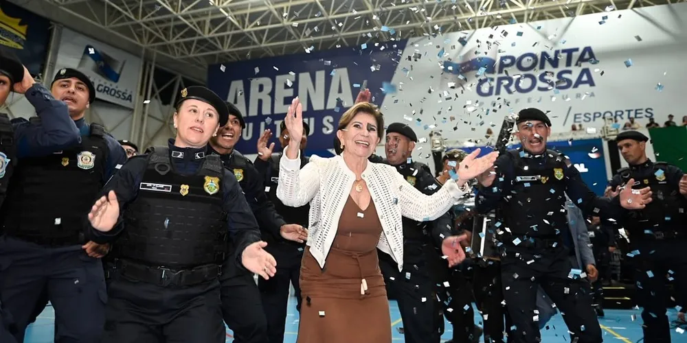 Prefeita Elizabeth Schmidt (União) comemorando a formação de novos guardas municipais