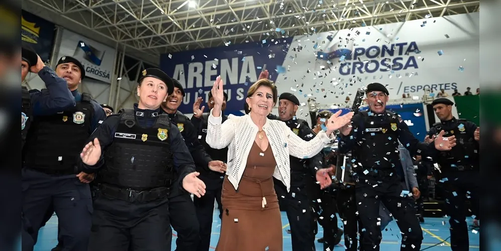 Prefeita Elizabeth Schmidt (União) comemorando a formação de novos guardas municipais