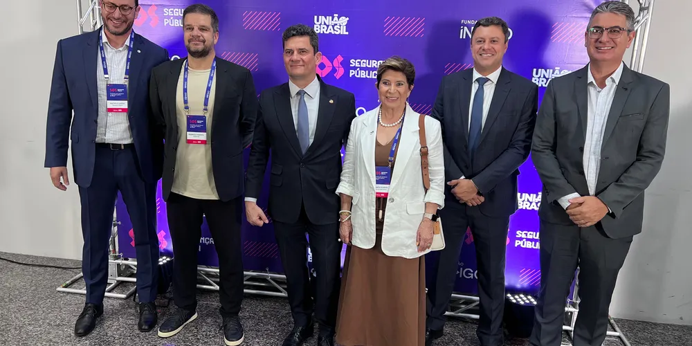 A prefeita Elizabeth Schmidt (União Brasil) ao lado de representantes políticos no evento "S.O.S Segurança Pública"