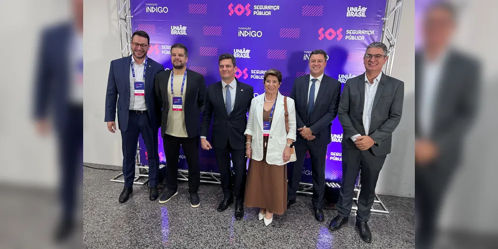 A prefeita Elizabeth Schmidt (União Brasil) ao lado de representantes políticos no evento "S.O.S Segurança Pública"