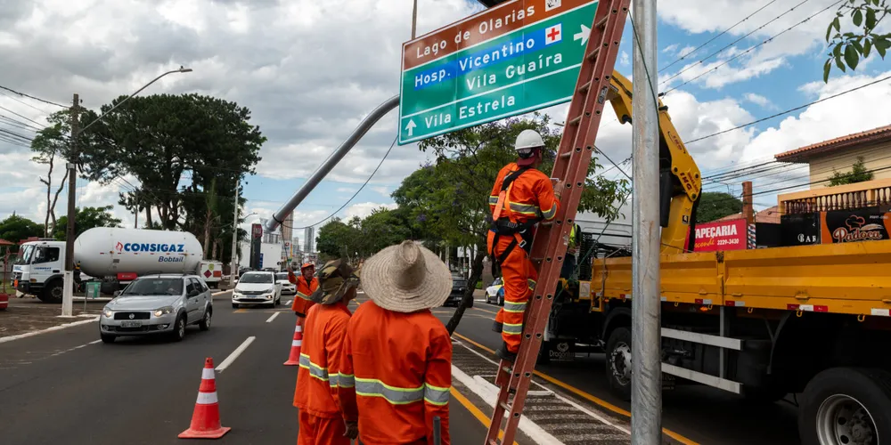 Instalação de placas de trânsito na Visconde Mauá