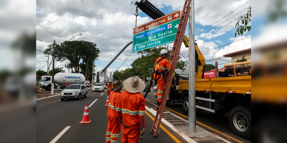 Instalação de placas de trânsito na Visconde Mauá