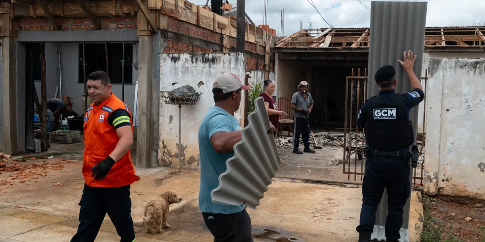 Ações de auxílio para famílias que tiveram suas casas atingidas pela chuva de granizo, no Santa Mônica
