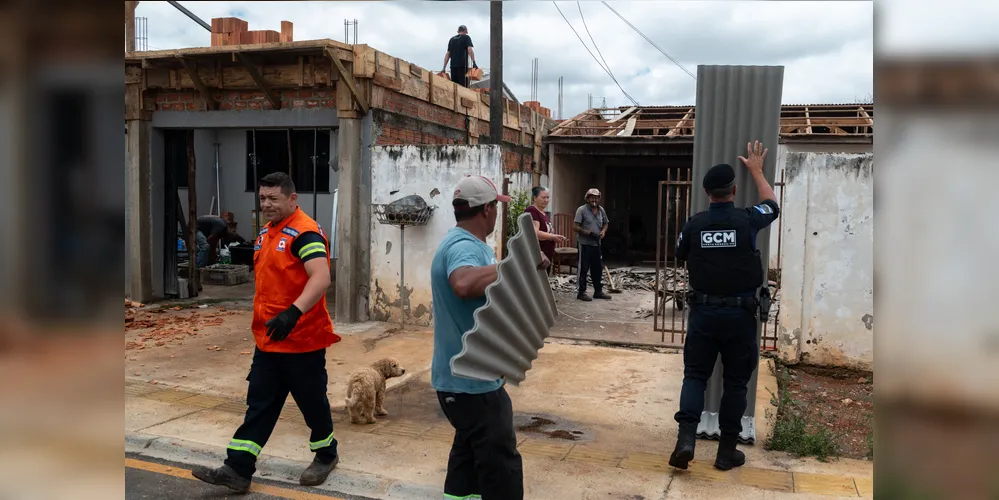 Ações de auxílio para famílias que tiveram suas casas atingidas pela chuva de granizo, no Santa Mônica