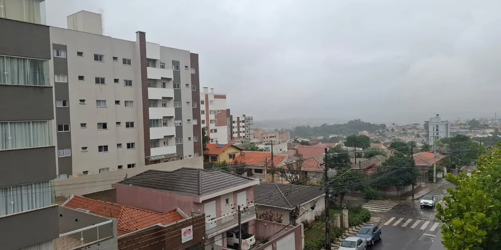 Chuva deve persistir durante o sábado.