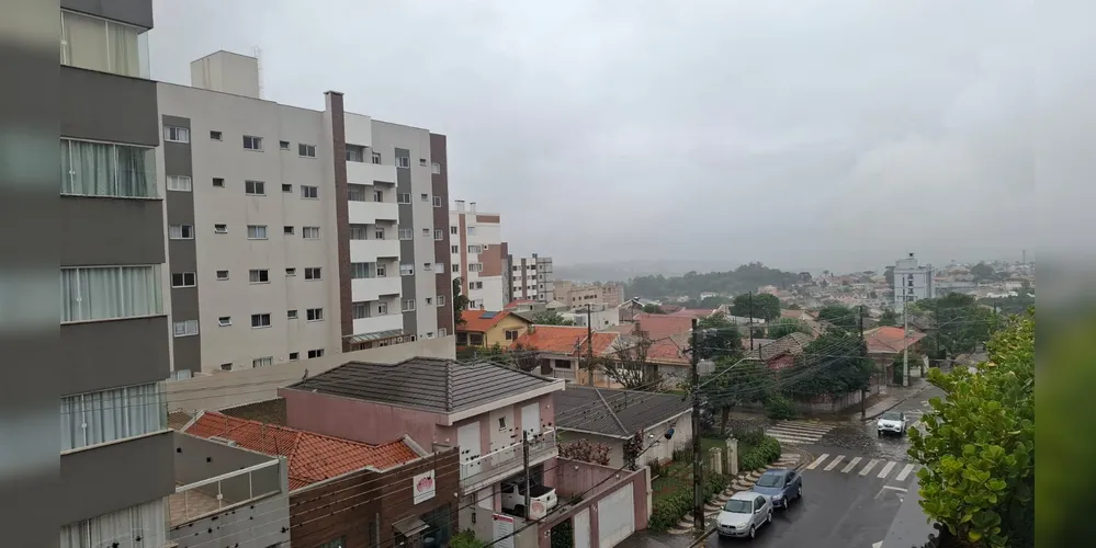 Chuva deve persistir durante o sábado.