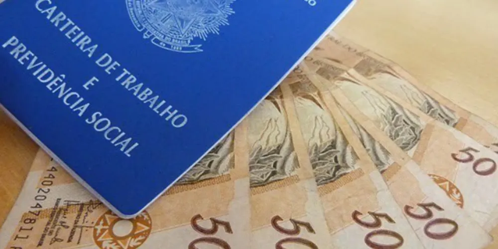 Têm direito ao 13º trabalhadores contratados pela CLT, sejam eles urbanos ou rurais