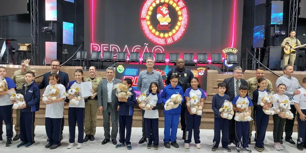 Os vereadores, professores e autoridades do município prestigiaram a formatura dos alunos do Proerd