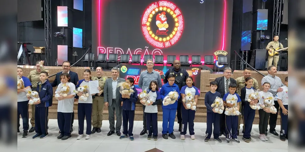 Os vereadores, professores e autoridades do município prestigiaram a formatura dos alunos do Proerd
