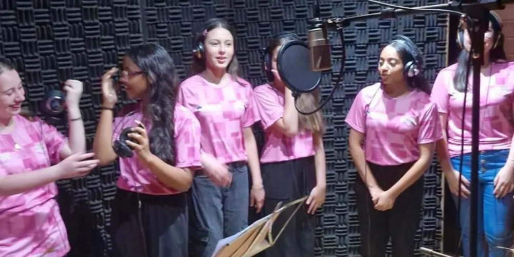 Meninas Cantoras gravam repertório inédito no estúdio do Conservatório Maestro Paulino