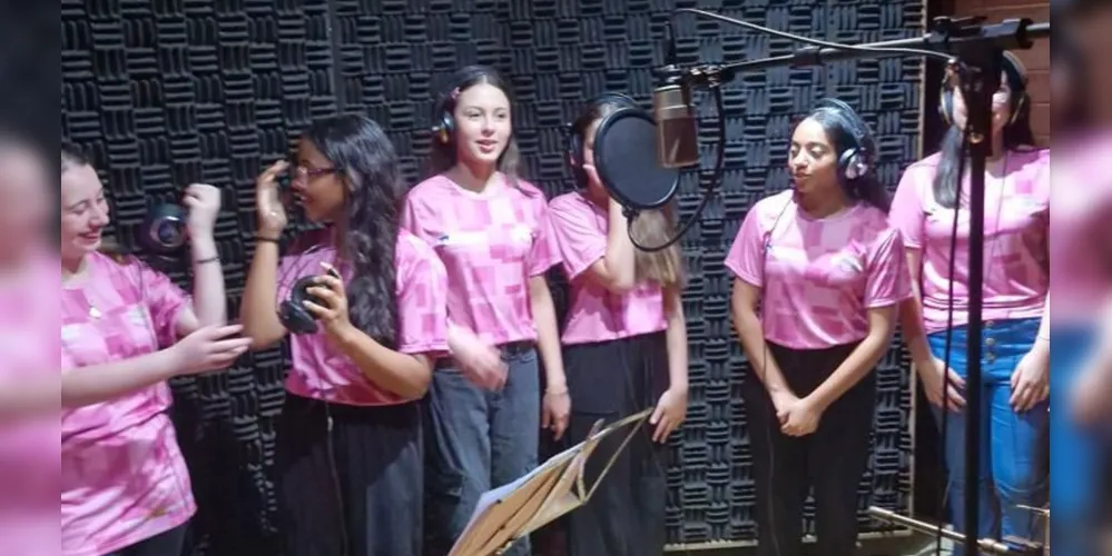 Meninas Cantoras gravam repertório inédito no estúdio do Conservatório Maestro Paulino