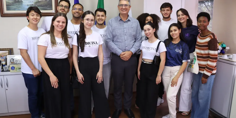 Os alunos do curso de medicina da Universidade Estadual de Ponta Grossa (UEPG) com o vereador Julio Küller (MDB)