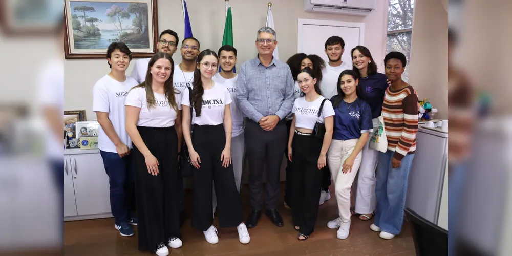 Os alunos do curso de medicina da Universidade Estadual de Ponta Grossa (UEPG) com o vereador Julio Küller (MDB)